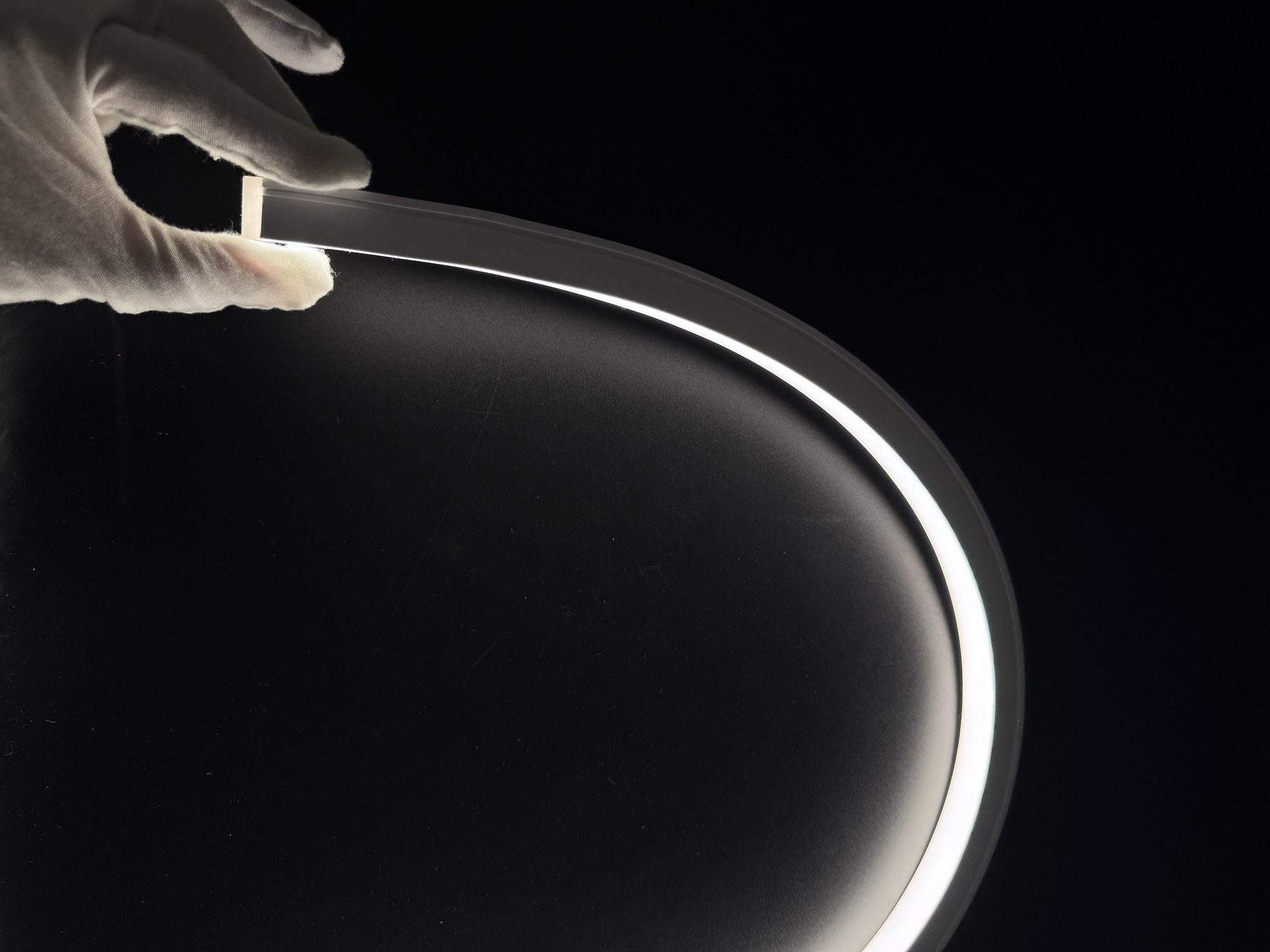 Onda-Aurora — white, curved profile