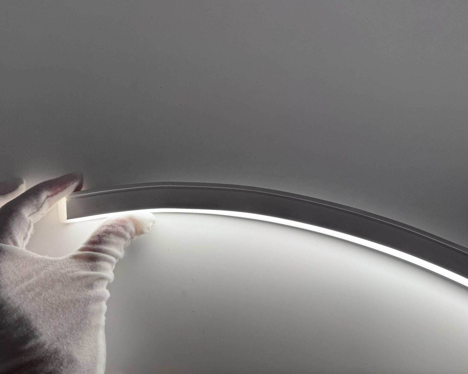 Onda-Aurora — white, profile on wall